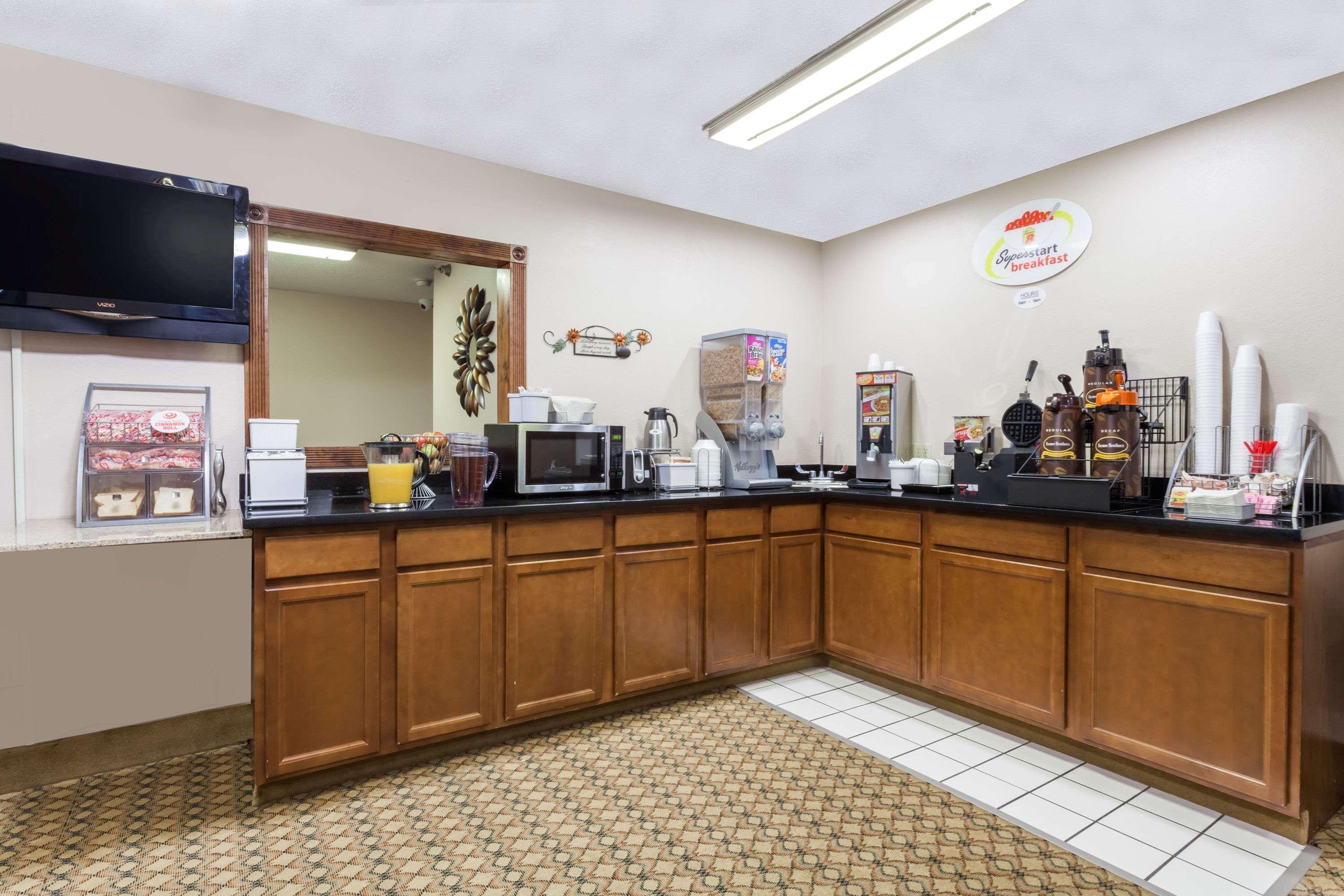Hotel Super 8 By Wyndham Harrisburg Esterno foto